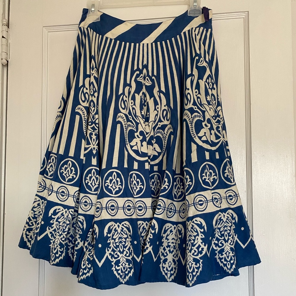 Blue and white patterned skit